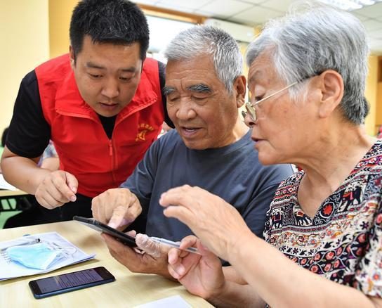 Helping Seniors & Participants Stay Connected to Family and Friends